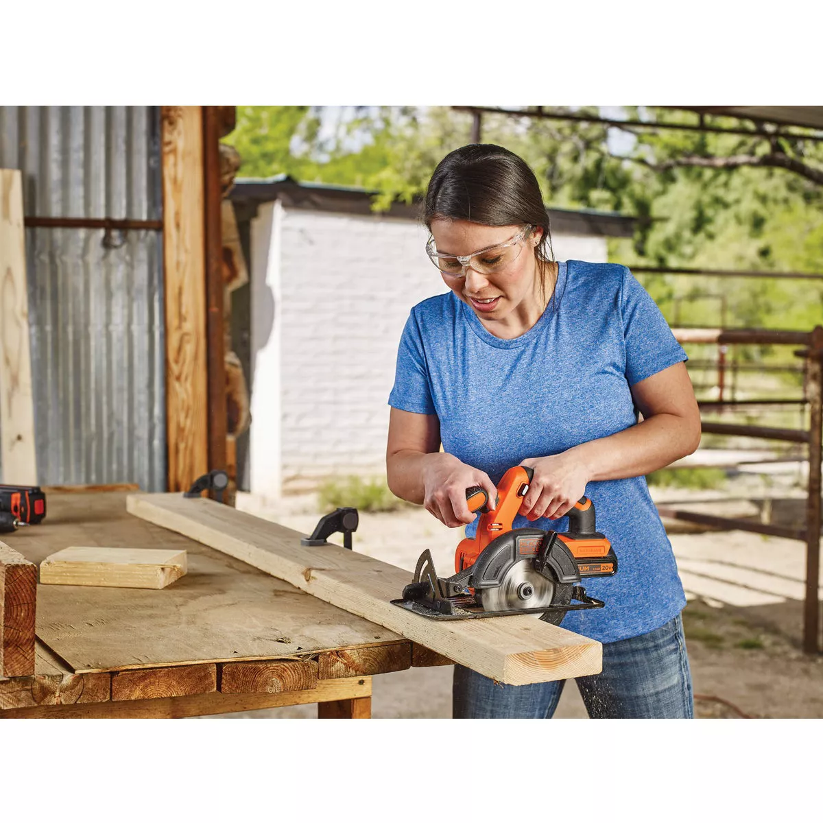 Black & Decker 20 Volt MAX Lithium-Ion 5-1/2 In. Cordless Circular Saw Kit - photo 3
