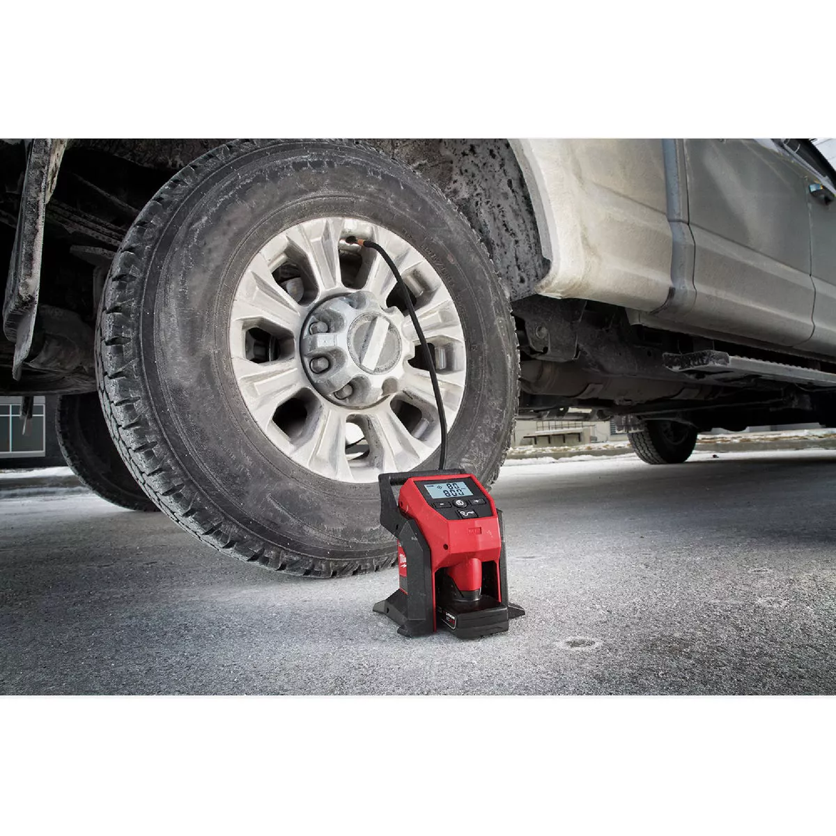 Milwaukee M12 12V Lithium-Ion 120 psi Compact Cordless Inflator Kit - photo 3