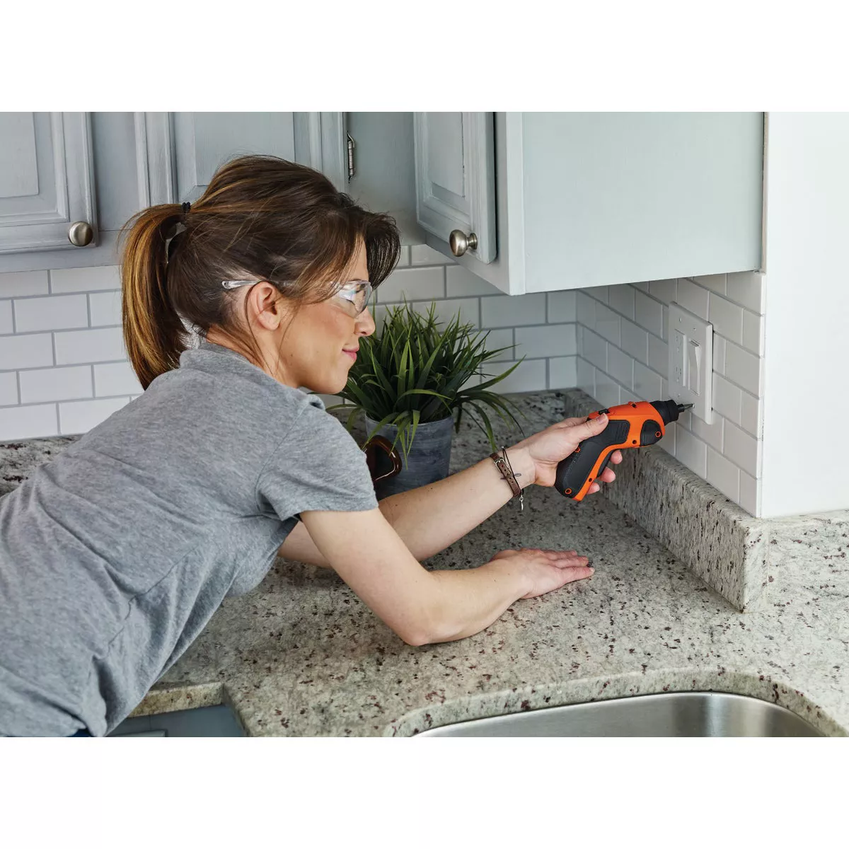 Black & Decker 4-Volt MAX Lithium-Ion 1/4 In. Cordless Screwdriver - photo 2