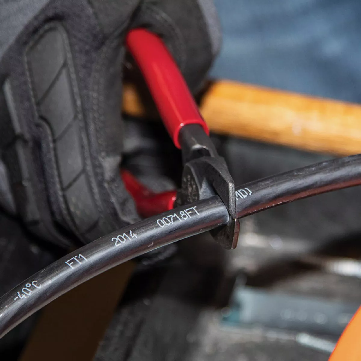 Klein 6.6 In. 1/0 AWG Aluminum & 1/0 AWG Copper Compact Cable Cutter - photo 8
