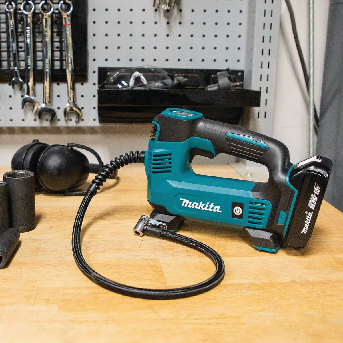 Makita 18V LXT Lithium-Ion 120 psi Cordless Inflator Kit - photo 4