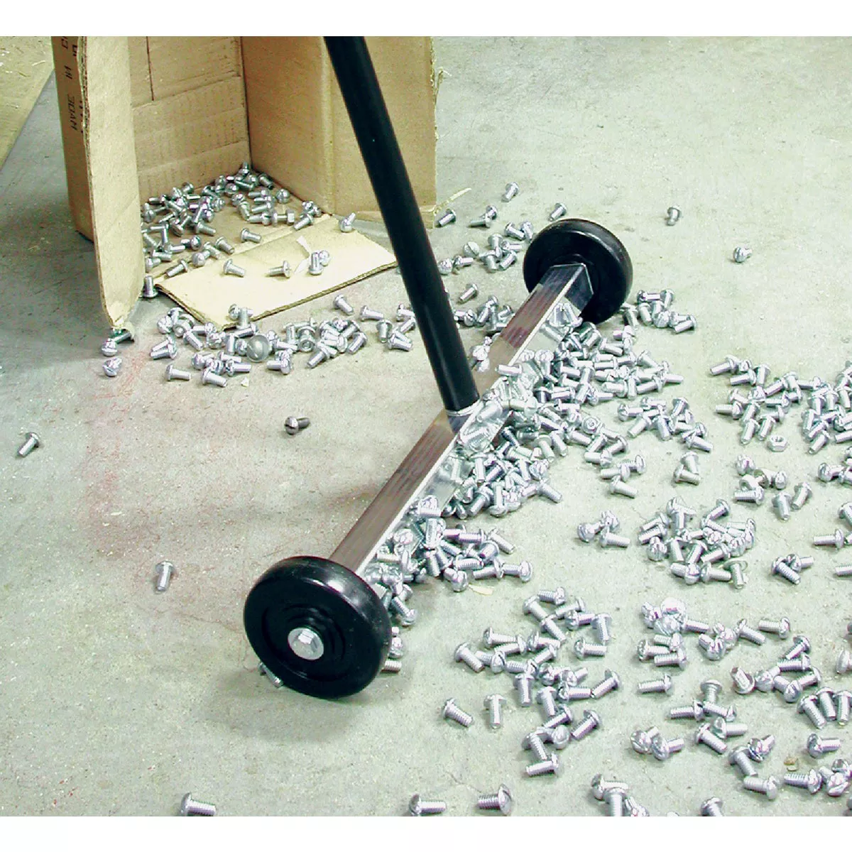 Master Magnetics Magnet Source 14.5 In. Mini Magnetic Floor Sweeper - photo 4