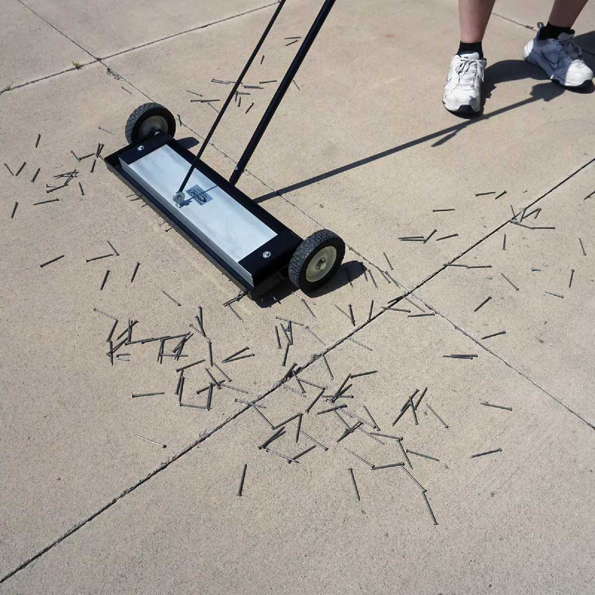 Master Magnetics 24 in. Magnetic Floor Sweeper - photo 9