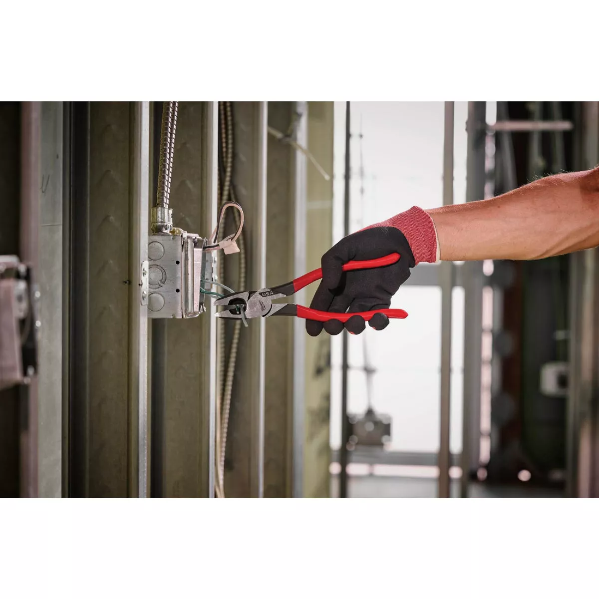 Milwaukee 9 In. Dipped Grip Linesman Pliers - photo 5