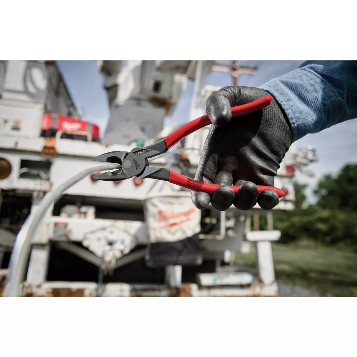 Milwaukee 9 In. Dipped Grip Linesman Pliers - photo 6