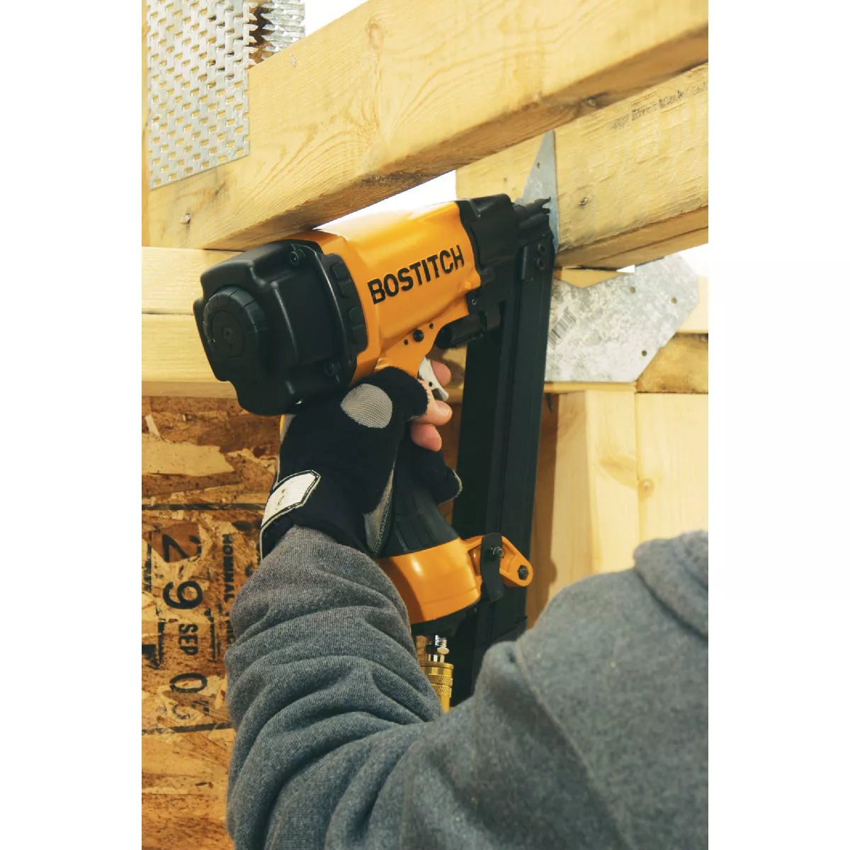 Bostitch 35 Degree 1-1/2 In. Paper Tape Strapshot Metal Connector Framing Nailer with Short Magazine - photo 2