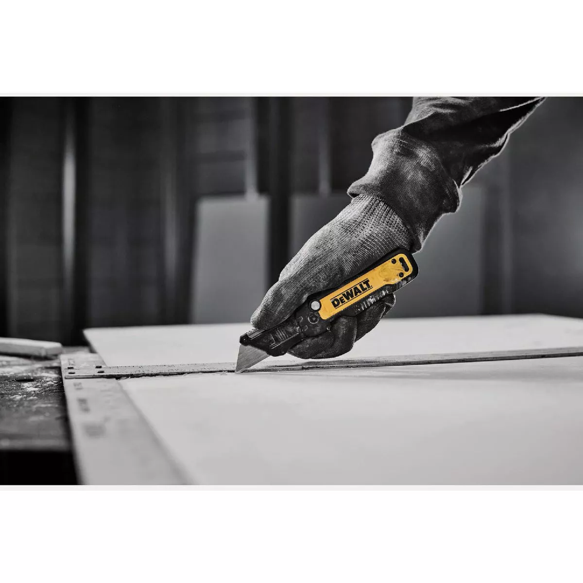 DEWALT Push & Flip Folding Utility Knife - photo 3