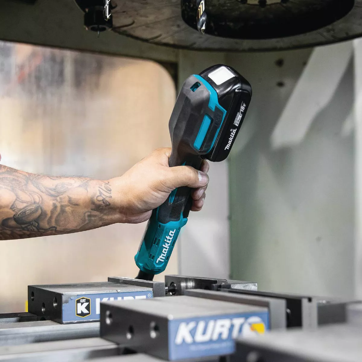 Makita 18V LXT Lithium-Ion 3/8 In. / 1/4 In. Cordless Ratchet (Tool Only) - photo 3