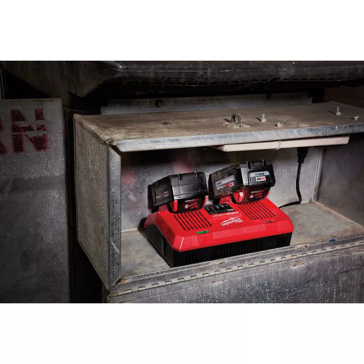 Milwaukee M18 18V Lithium-Ion Dual Bay Simultaneous Rapid Battery Charger - photo 7