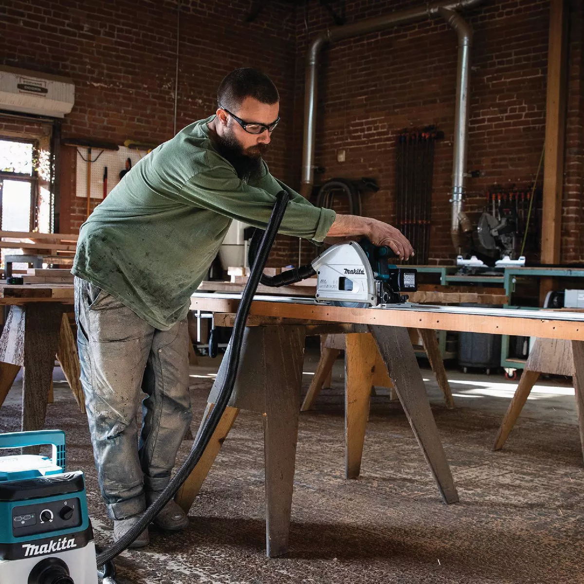 Makita 18V X2 LXT Brushless 6-1/2 In. Cordless Plunge Track Saw Kit with (2) 5.0 Ah Batteries & Dual Port Rapid Charger - photo 16