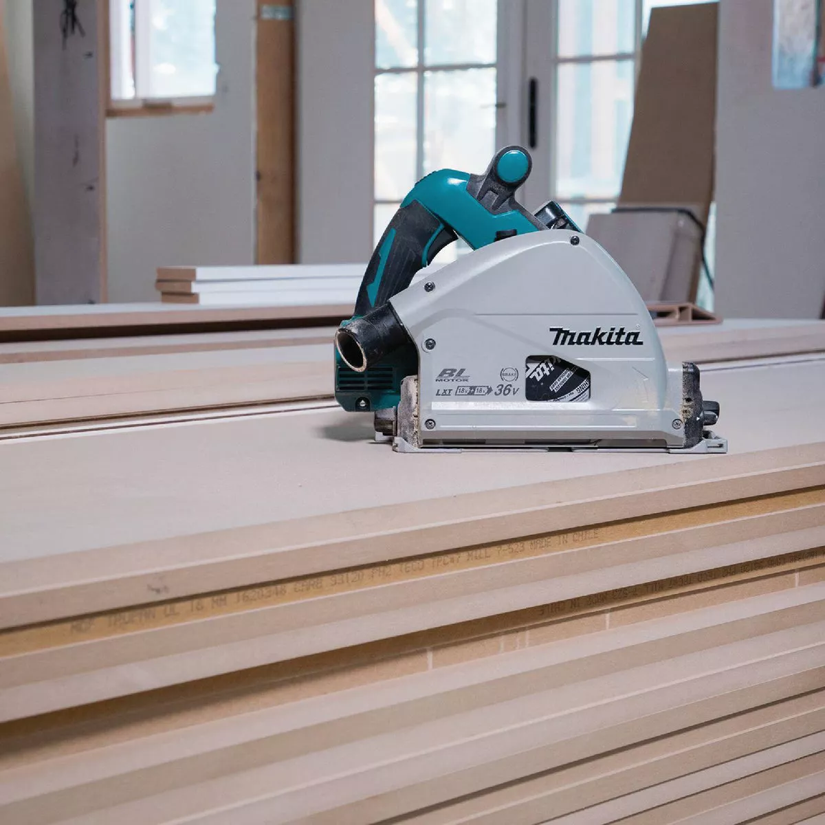 Makita 18V X2 LXT Brushless 6-1/2 In. Cordless Plunge Track Saw Kit with (2) 5.0 Ah Batteries & Dual Port Rapid Charger - photo 18