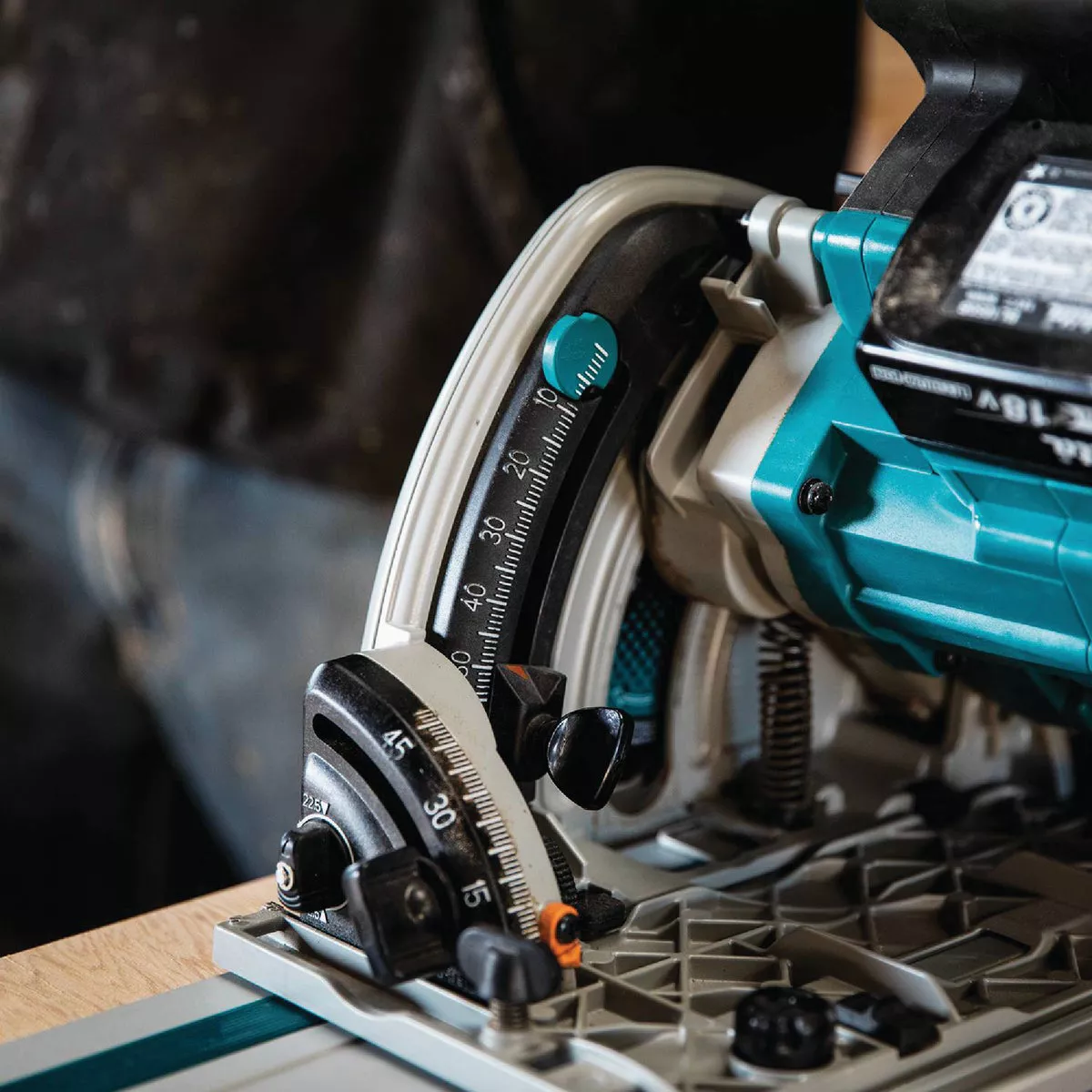 Makita 18V X2 LXT Brushless 6-1/2 In. Cordless Plunge Track Saw Kit with (2) 5.0 Ah Batteries & Dual Port Rapid Charger - photo 19