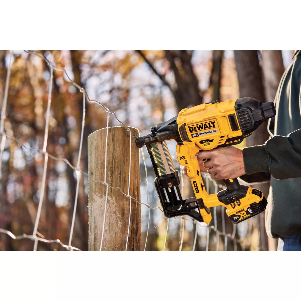 DEWALT 20V MAX XR Brushless 9-Gauge Cordless Fencing Stapler Kit with (2) 5.0 Ah Batteries & Charger - photo 2