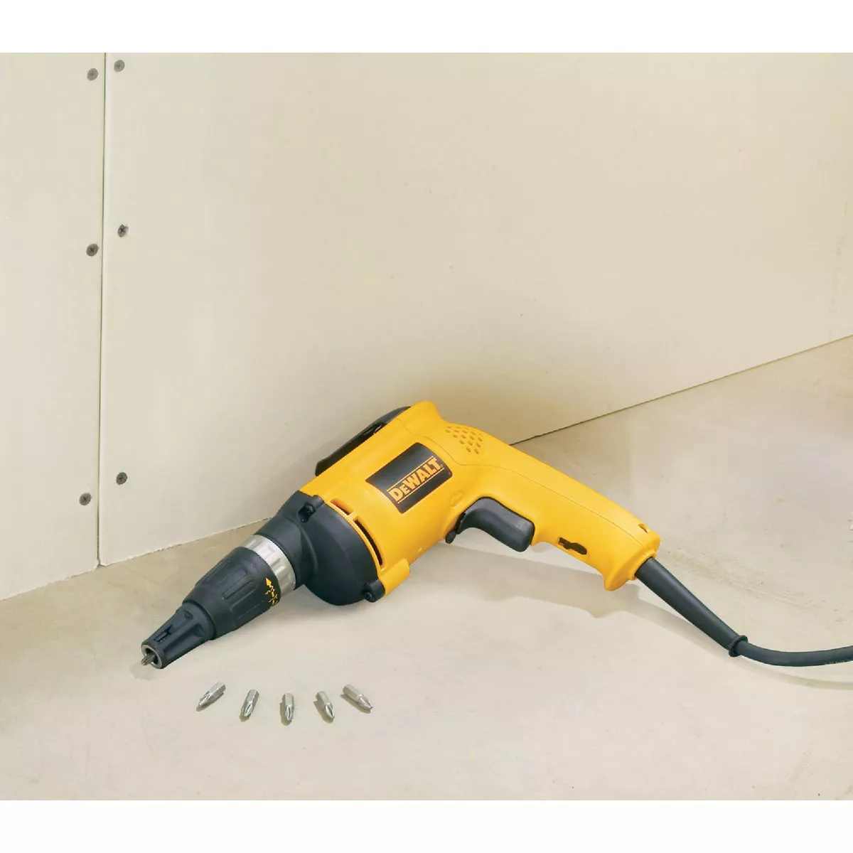 DEWALT 6A/5300 rpm 60 In./Lb. Torque Electric Screwgun - photo 2
