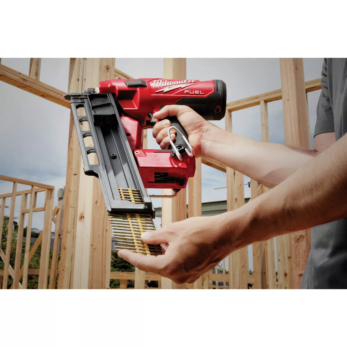Milwaukee M18 FUEL Brushless 21 Degree Cordless Framing Nailer Kit with 5.0 Ah Battery & Charger - photo 3