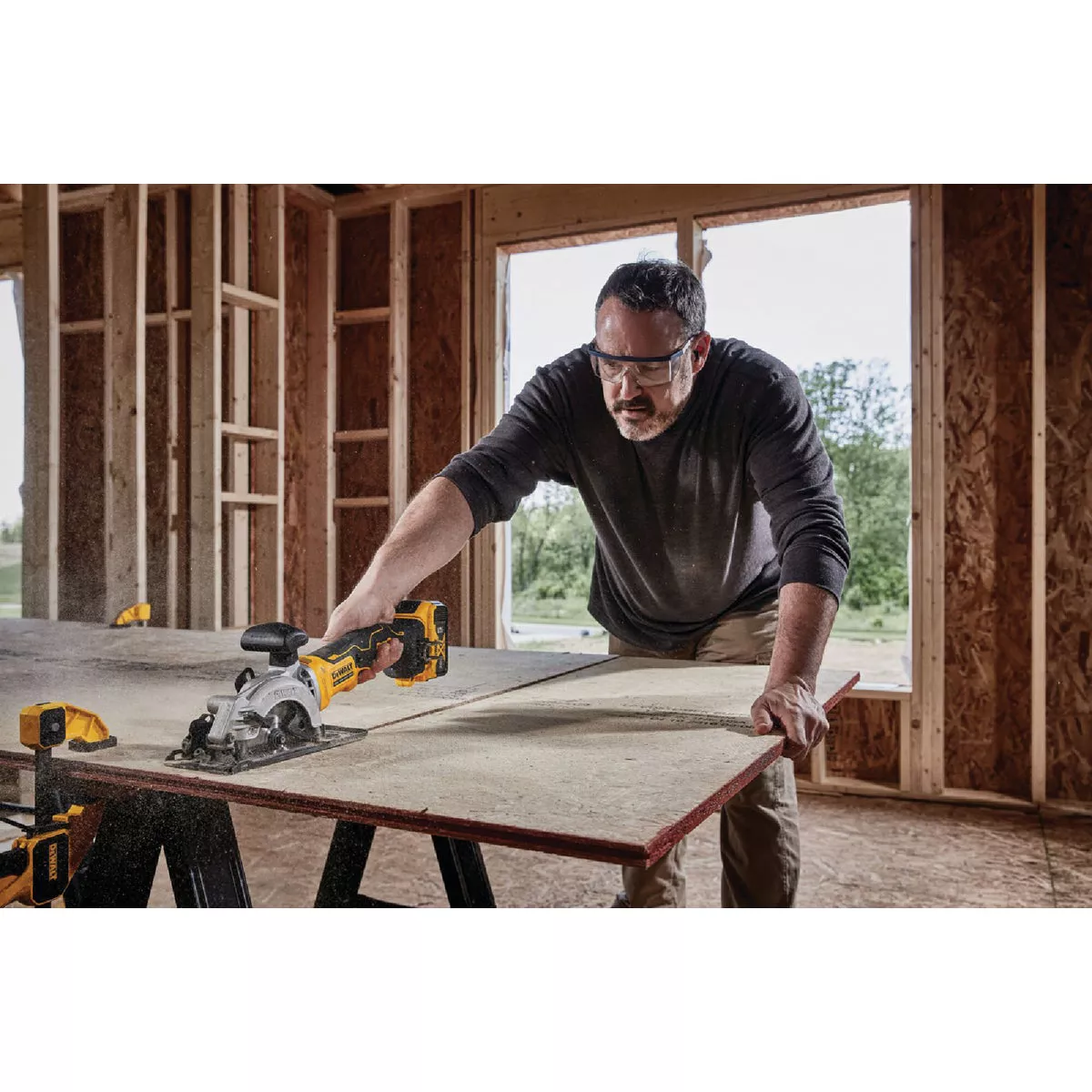 DEWALT ATOMIC 20V MAX Brushless 4-1/2 In. Compact Cordless Circular Saw (Tool Only) - photo 4