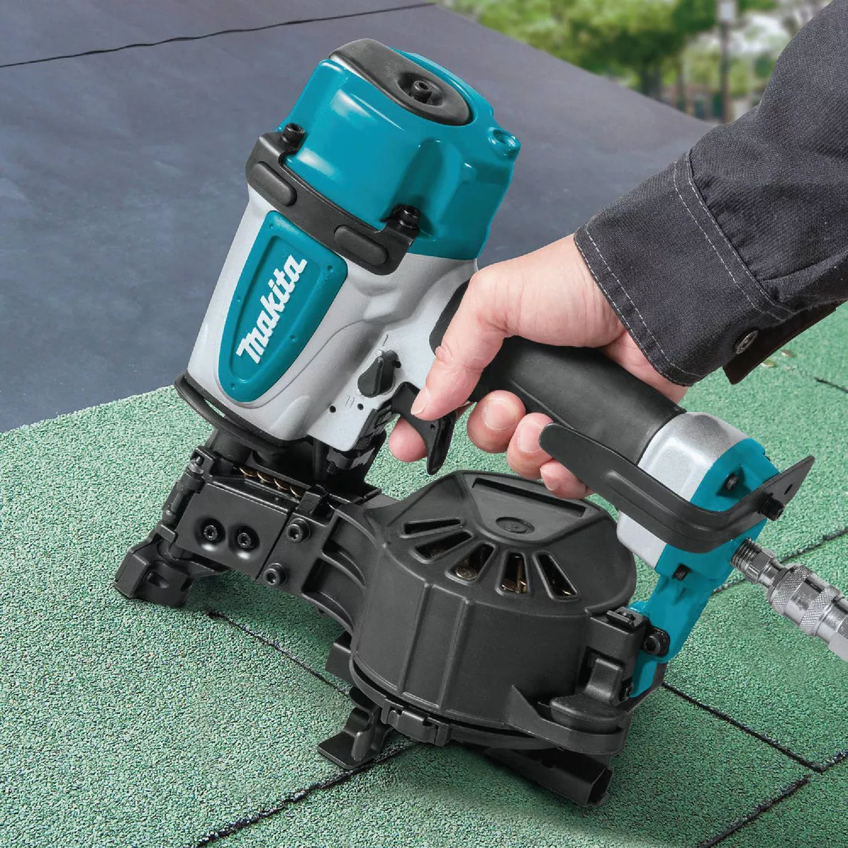 Makita Straight 1-3/4 In. Coil Roofing Nailer - photo 7