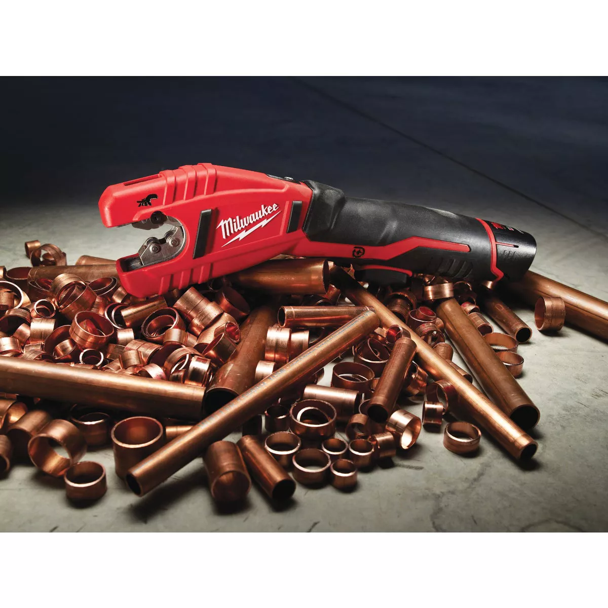 Milwaukee M12 Lithium-Ion Copper Cordless Pipe Cutter Kit with 1.4 Ah Battery & Charger - photo 4