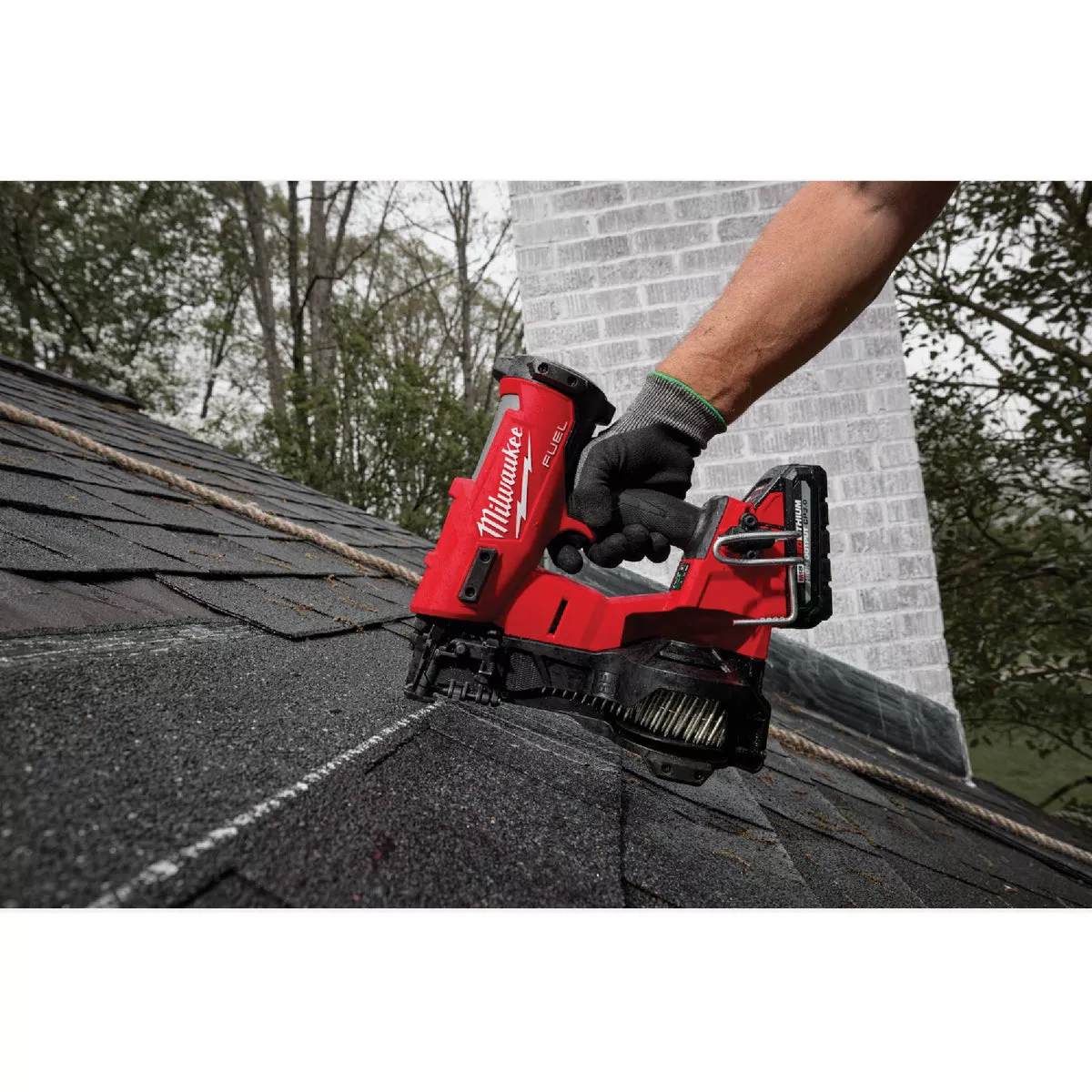 Milwaukee M18 FUEL Brushless Cordless Coil Roofing Nailer Kit with 3.0 Ah Battery & Charger - photo 10