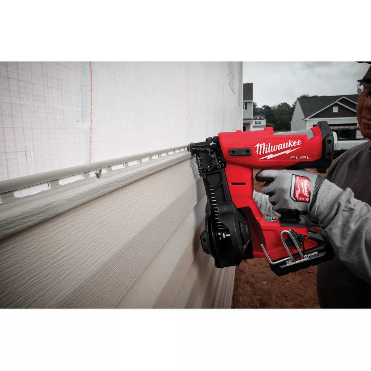 Milwaukee M18 FUEL Brushless Cordless Coil Roofing Nailer Kit with 3.0 Ah Battery & Charger - photo 11