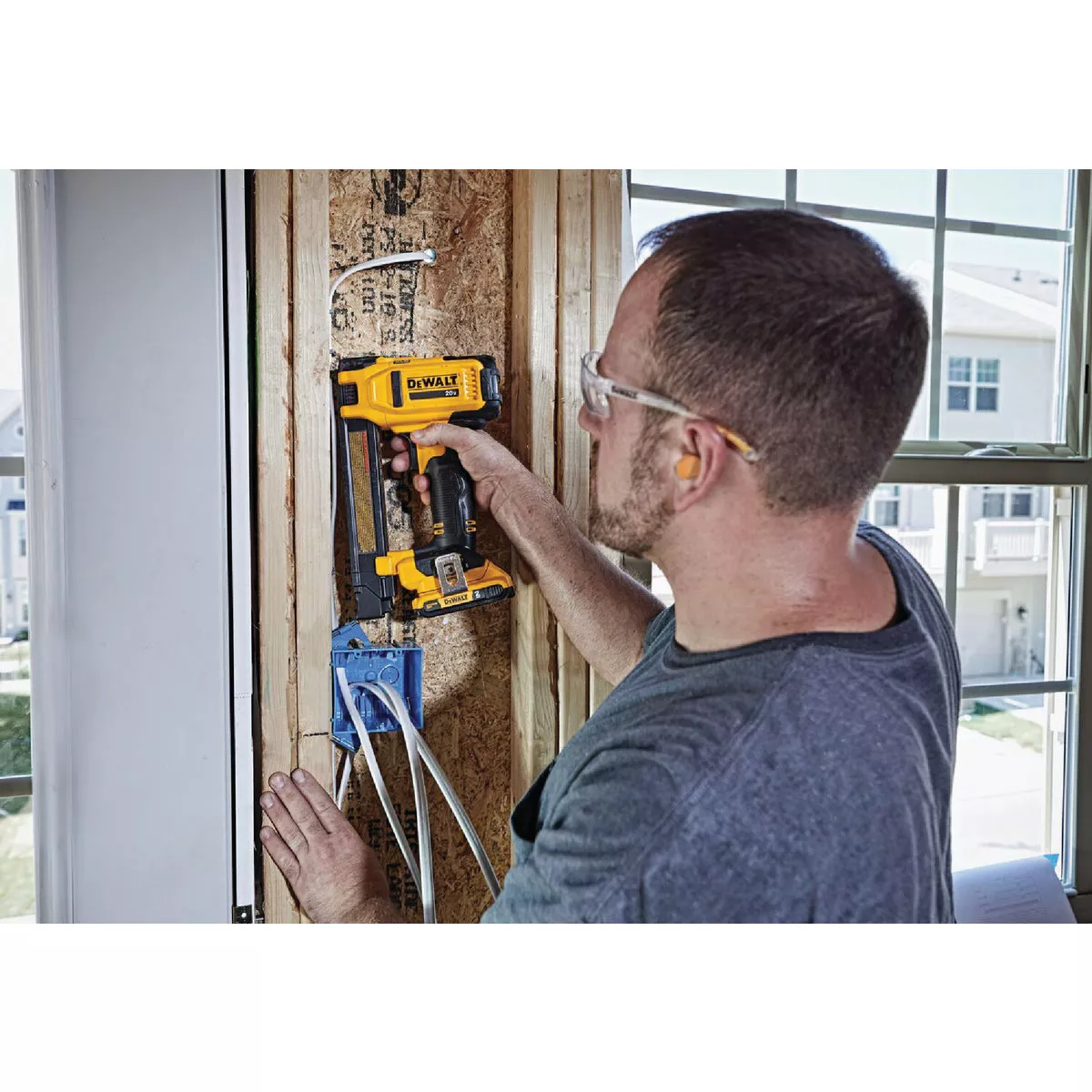 DEWALT 20V MAX 1 In. Cordless Cable Stapler (Tool Only) - photo 3