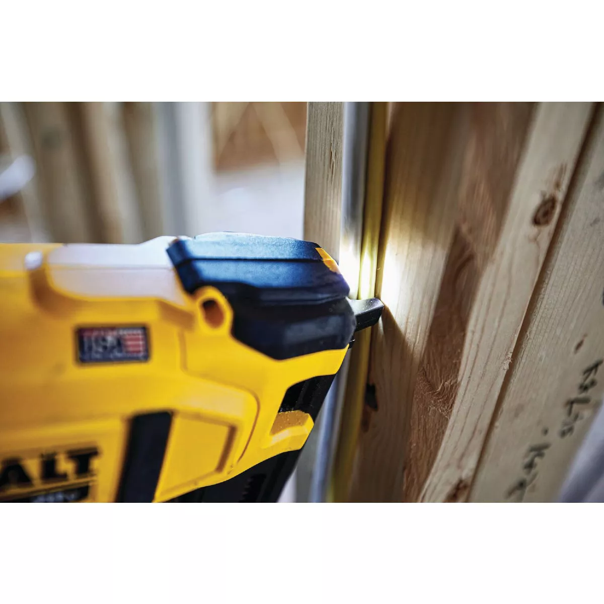 DEWALT 20V MAX 1 In. Cordless Cable Stapler (Tool Only) - photo 4