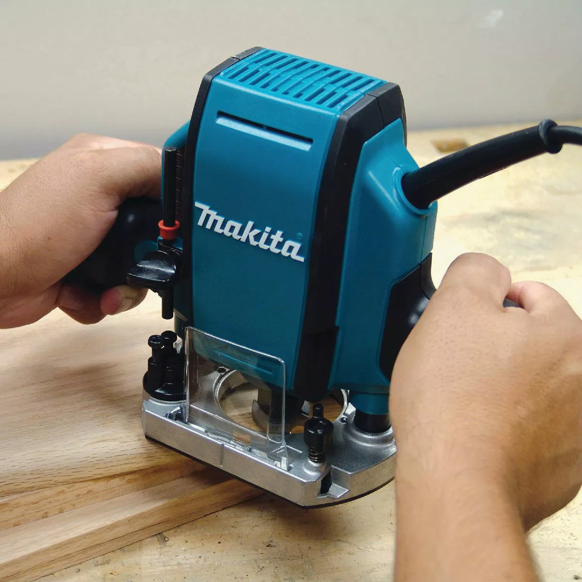 Makita 8-Amp 1.25 HP Plunge Router - photo 2