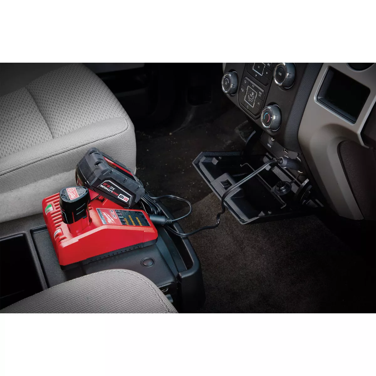 Milwaukee M12/M18 Lithium-Ion Multi-Voltage DC Vehicle Battery Charger - photo 5