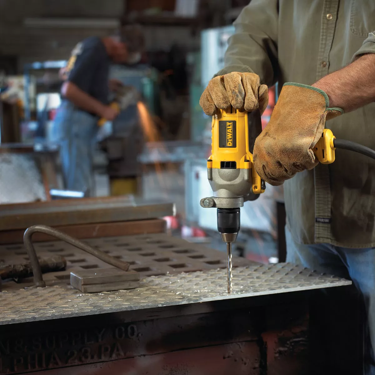 DEWALT 1/2 In. 10-Amp Keyless Electric Drill with Mid-Handle Grip - photo 5