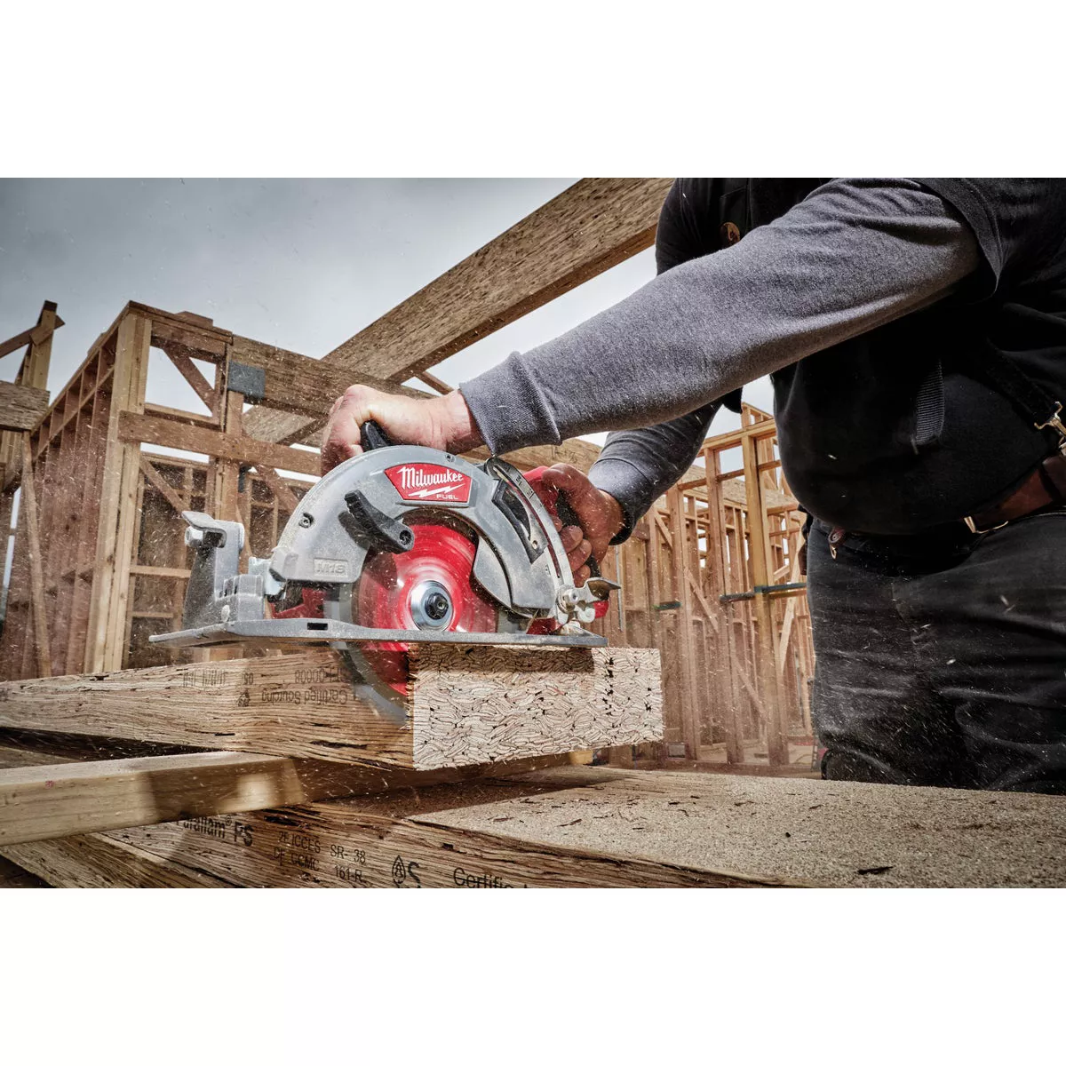 Milwaukee M18 FUEL Brushless 7-1/4 In. Cordless Rear Handle Circular Saw Kit with 12.0 Ah Battery & Charger - photo 2