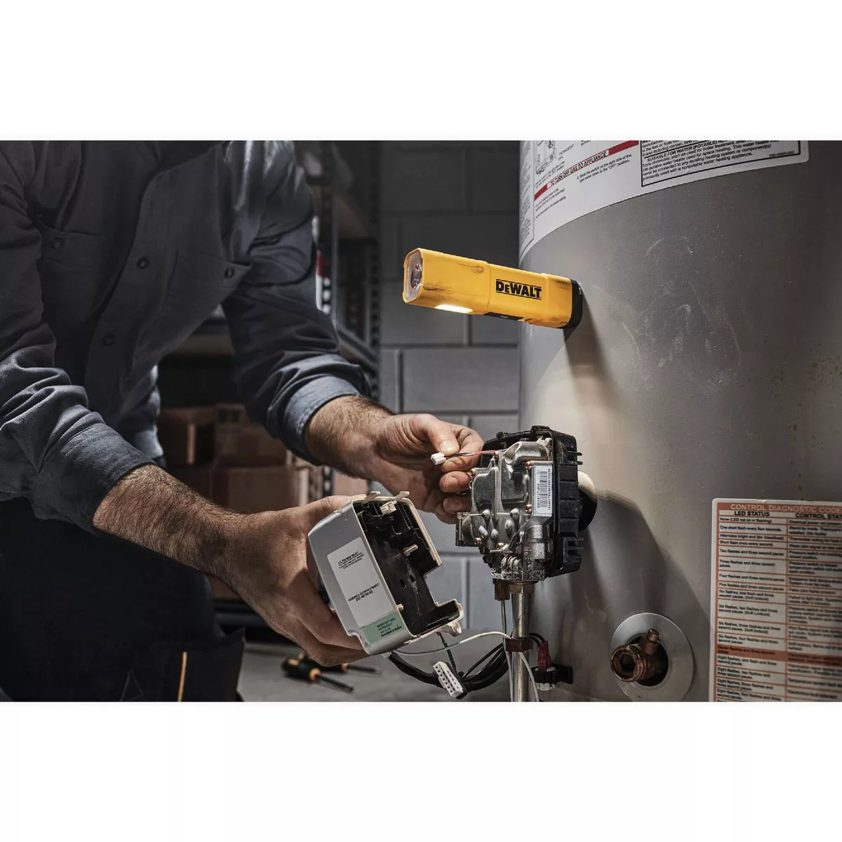 DEWALT USB-C Rechargeable LED Flashlight - photo 3
