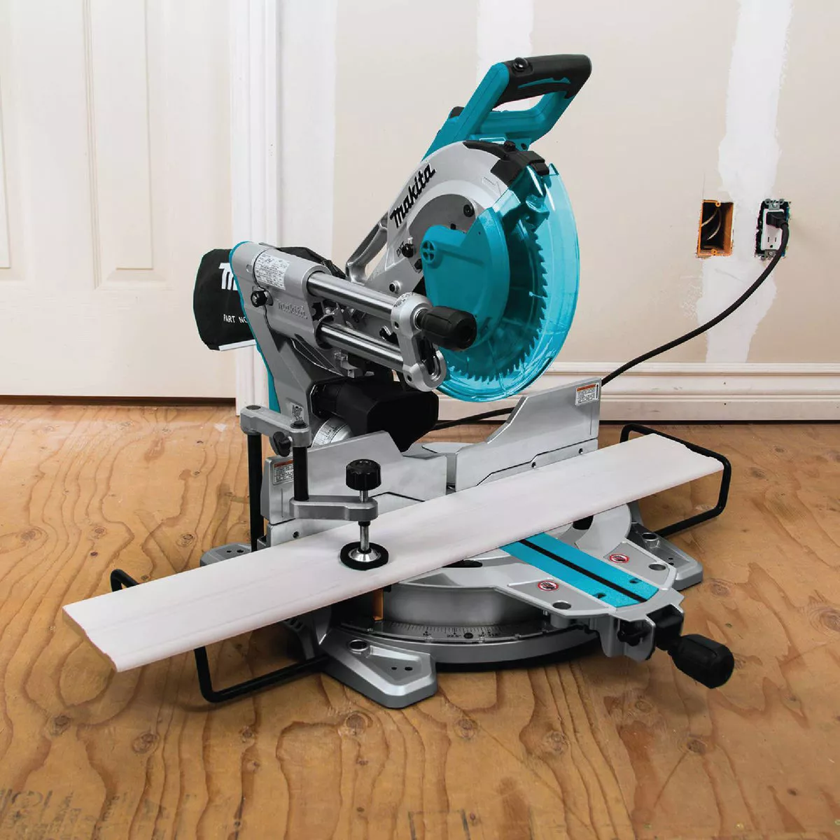 Makita 10 In. 15-Amp Dual-Bevel Sliding Compound Miter Saw with Laser - photo 8