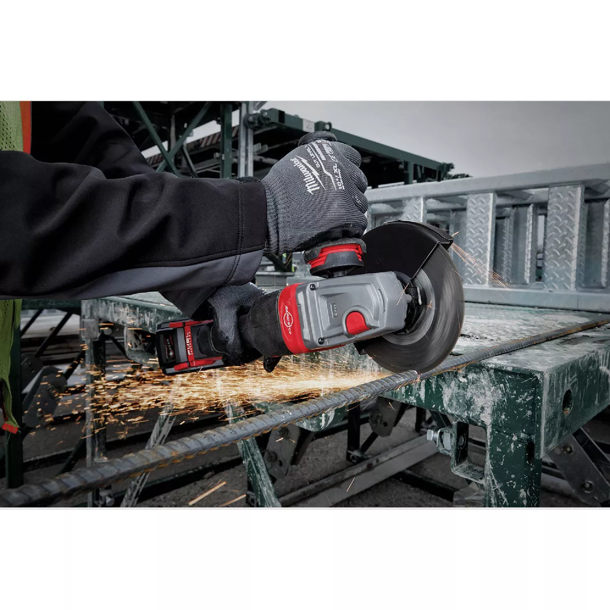Milwaukee M18 FUEL 4-1/2 In. / 6 In. Brushless Braking Cordless Angle Grinder with Paddle Switch No Lock (Tool Only) - photo 6