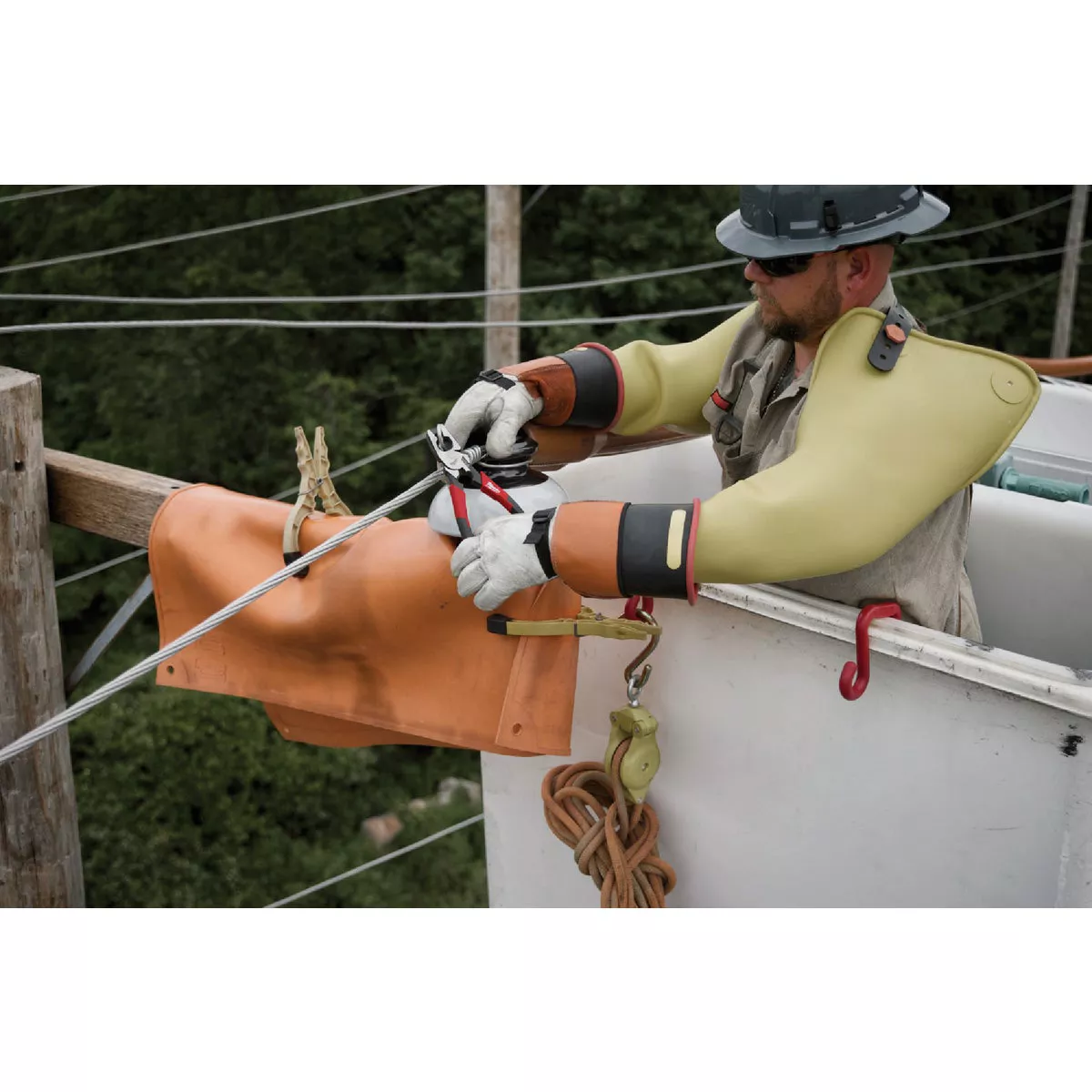 Milwaukee 9 In. Comfort Grip Linesman Pliers with Thread Cleaner - photo 7