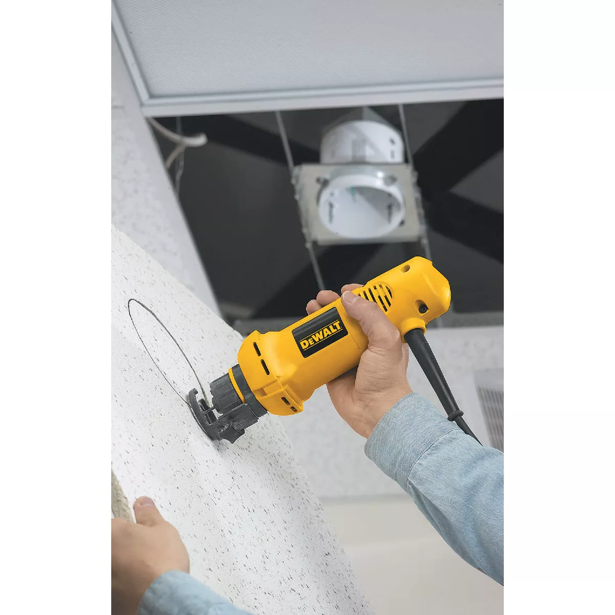 DEWALT 5-Amp 30,000 rpm Spiral Saw - photo 4