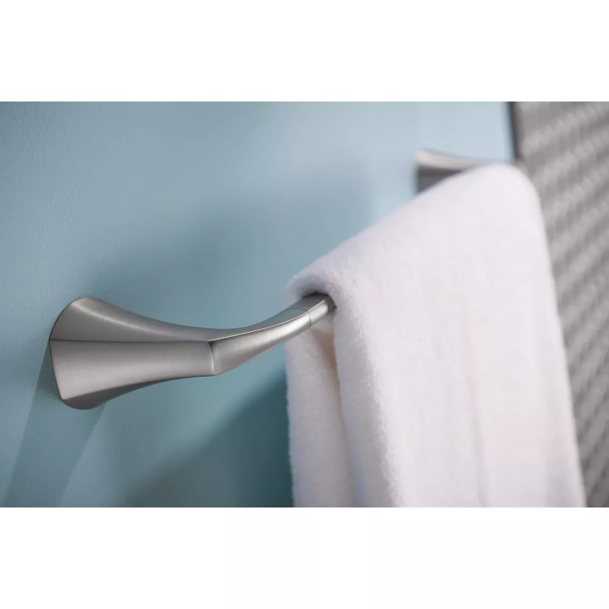 Moen Lindor 18 In. Towel Bar, Spot Resist Brushed Nickel - photo 2