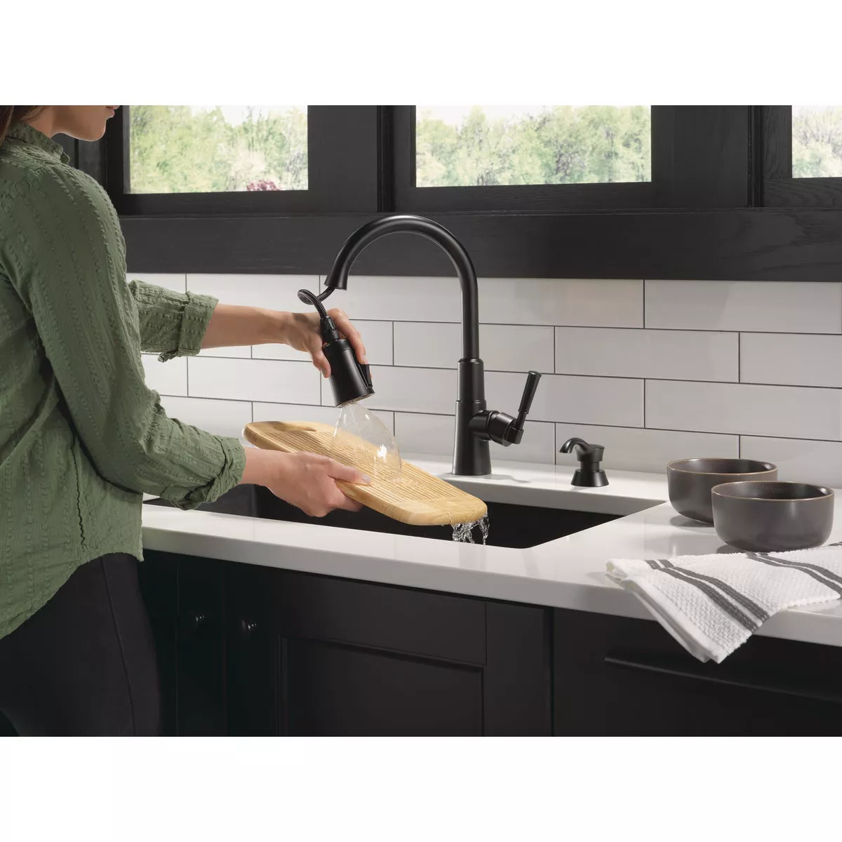 Delta Valo 1-Handle Pull-Down Kitchen Faucet with Soap Dispenser, Matte Black - photo 5