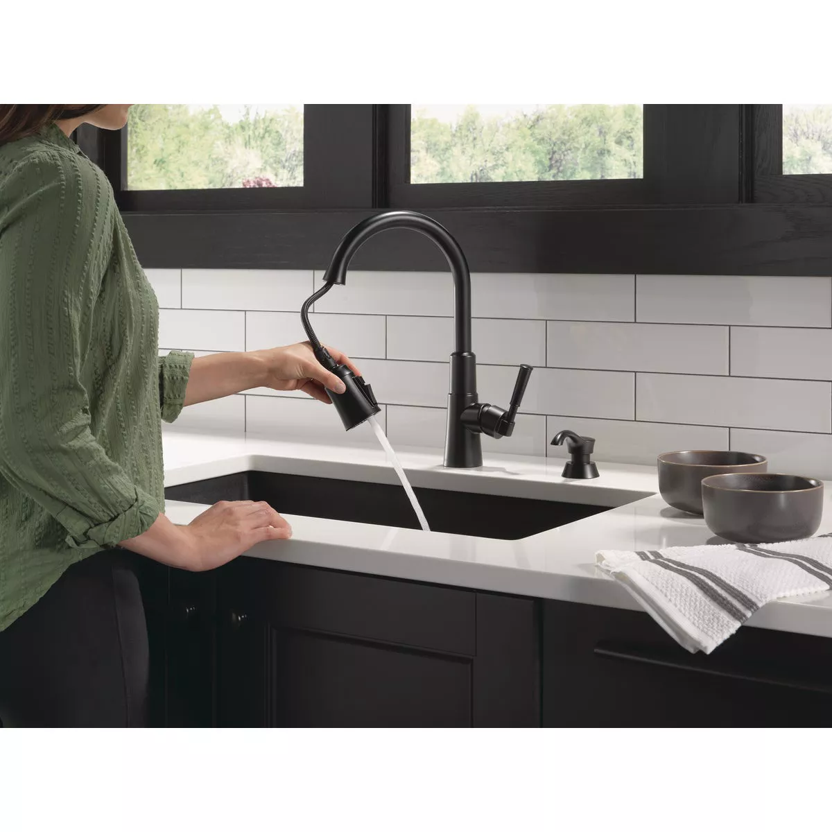 Delta Valo 1-Handle Pull-Down Kitchen Faucet with Soap Dispenser, Matte Black - photo 6