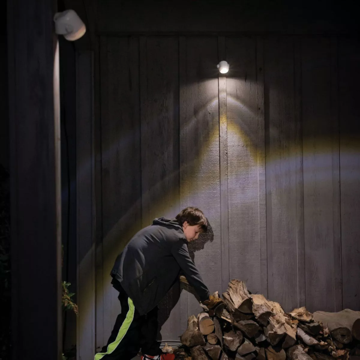 Mr. Beams 80-Lumen White Motion Sensing/Dusk-To-Dawn Spotlight Outdoor Battery Operated LED Light Fixture - photo 4