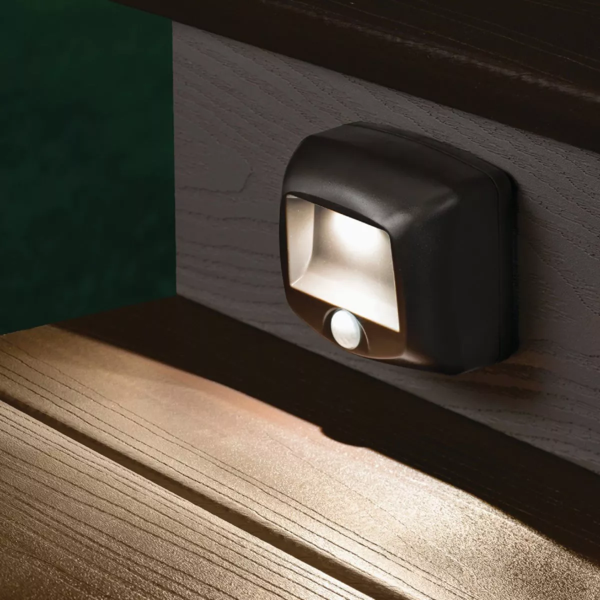 Mr. Beams 35-Lumen Brown Motion Sensing/Dusk-To-Dawn Outdoor Battery Operated Step LED Light Fixture - photo 3