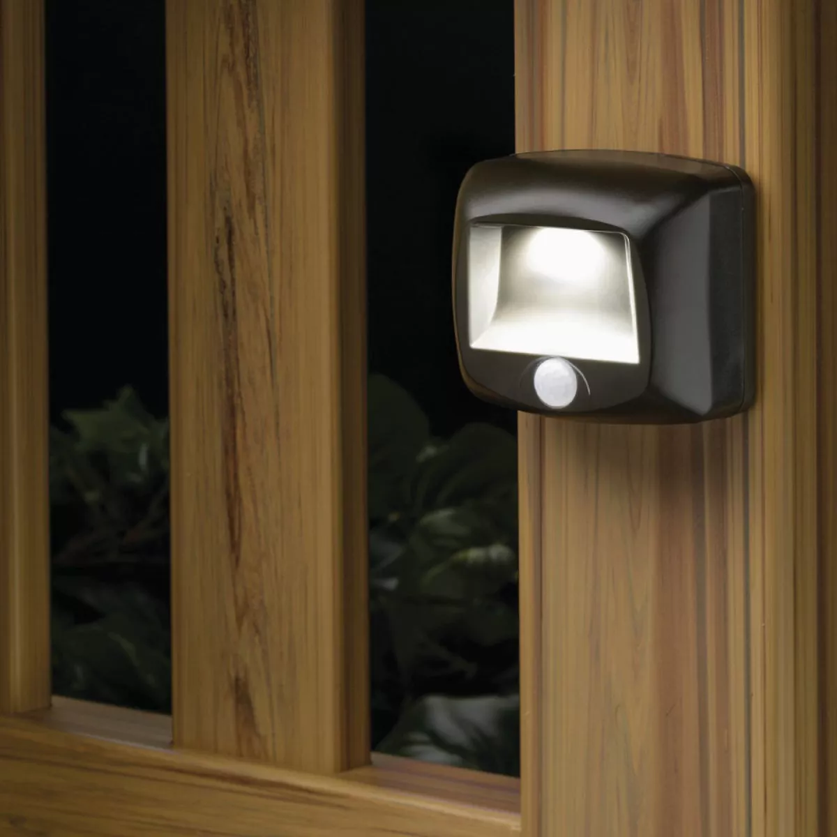 Mr. Beams 35-Lumen Brown Motion Sensing/Dusk-To-Dawn Outdoor Battery Operated Step LED Light Fixture - photo 4