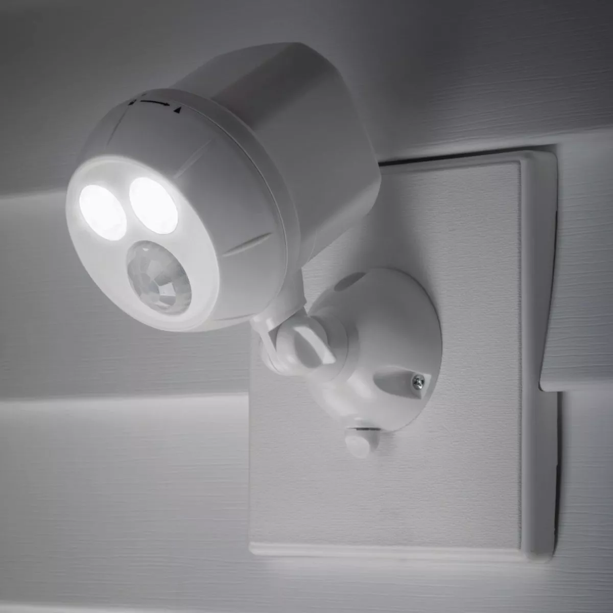Mr. Beams UltraBright 300-Lumen White Motion Sensing/Dusk-To-Dawn Spotlight Outdoor Battery Operated LED Light Fixture - photo 4