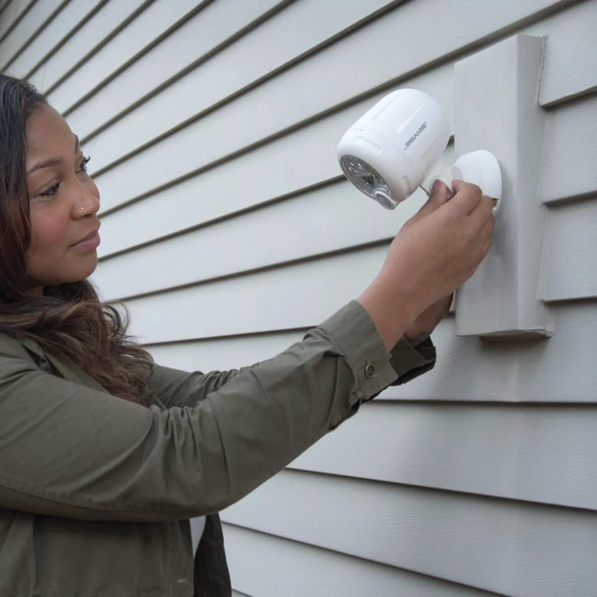 Mr. Beams XT 200-Lumen White Motion Sensing/Dusk-To-Dawn Spotlight Outdoor Battery Operated LED Light Fixture - photo 3