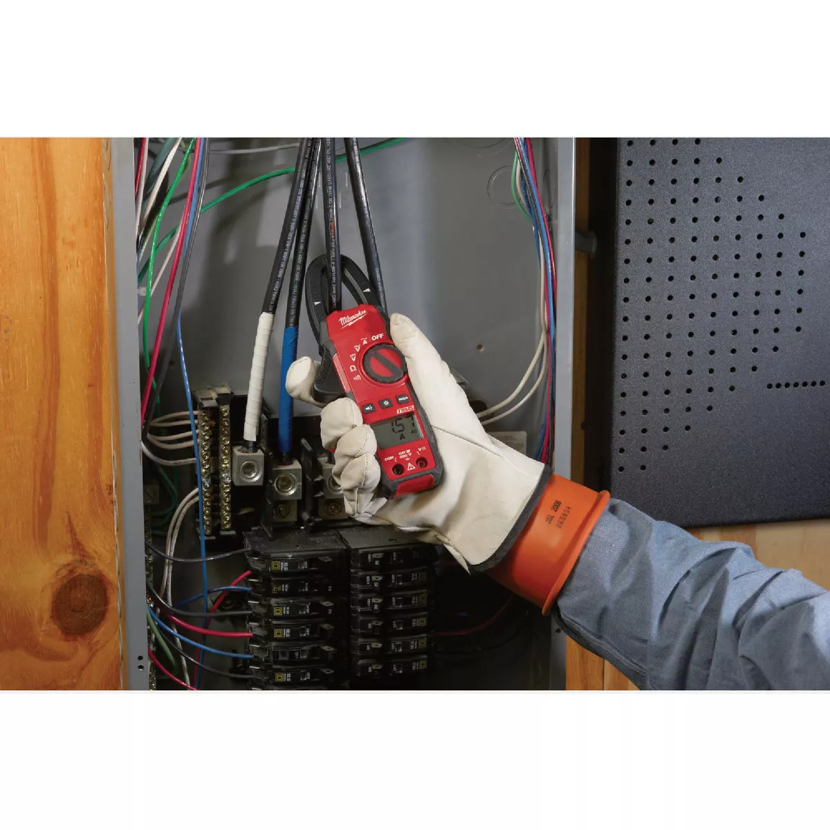 Milwaukee 400A Clamp Meter - photo 3