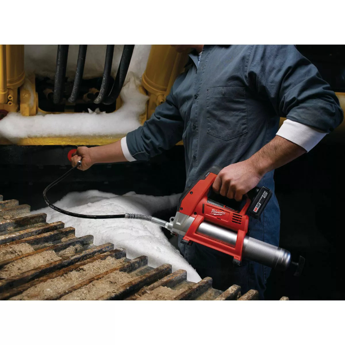 Milwaukee M12 12V Lithium-Ion Cordless Grease Gun Kit - photo 2