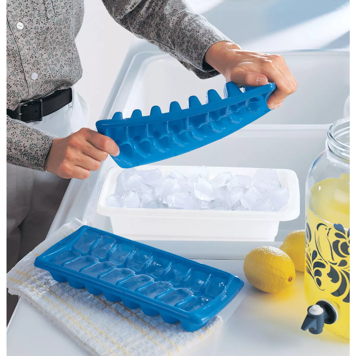 Rubbermaid Servin' Saver Ice Cube Storage Bin - photo 2