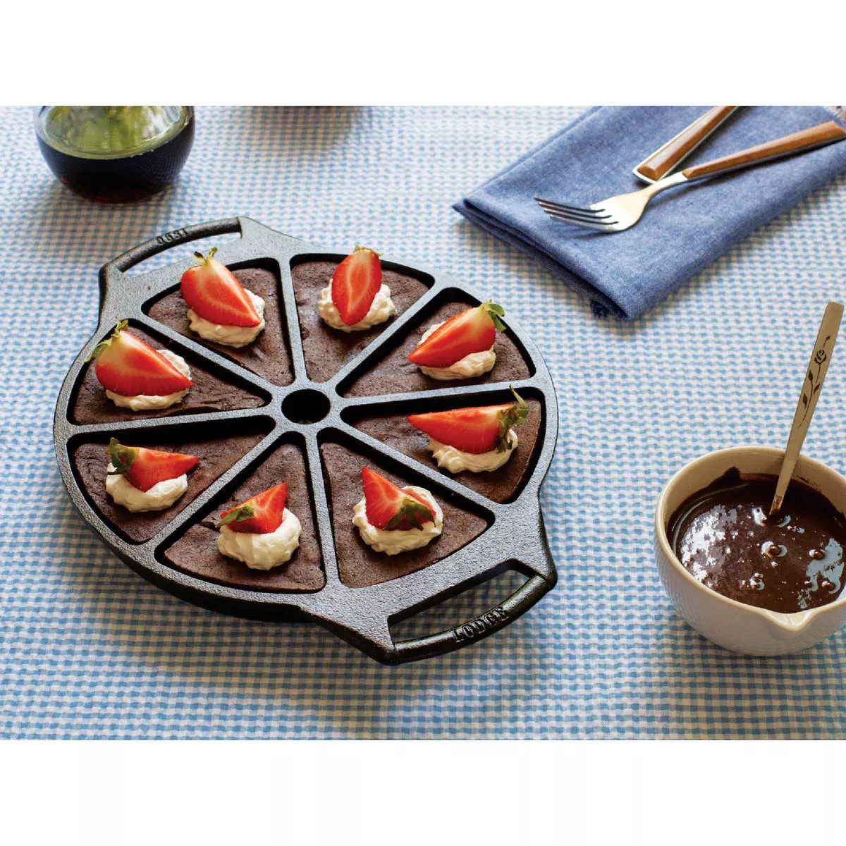 Lodge Wedge Cast Iron Cornbread Pan - photo 3