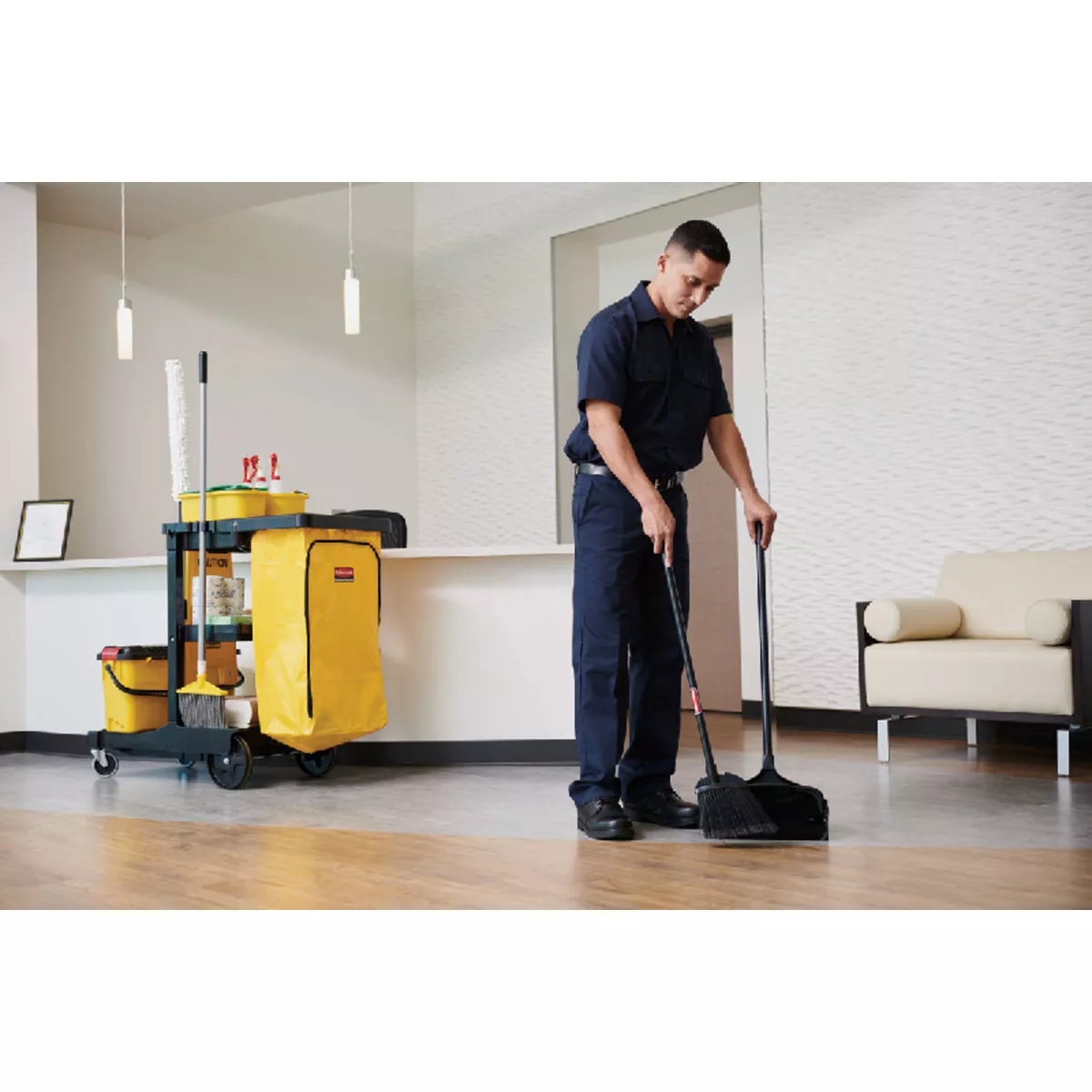 Rubbermaid Commercial Lobby Pro Black Upright Dustpan - photo 3