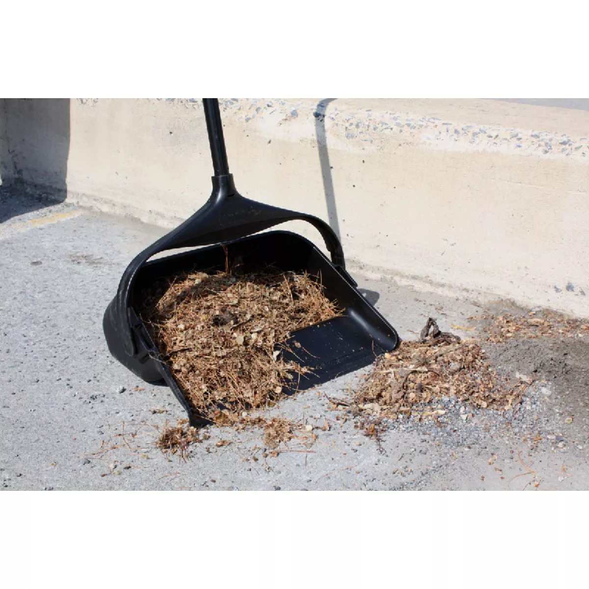 Rubbermaid Commercial Lobby Pro Black Upright Dustpan - photo 2