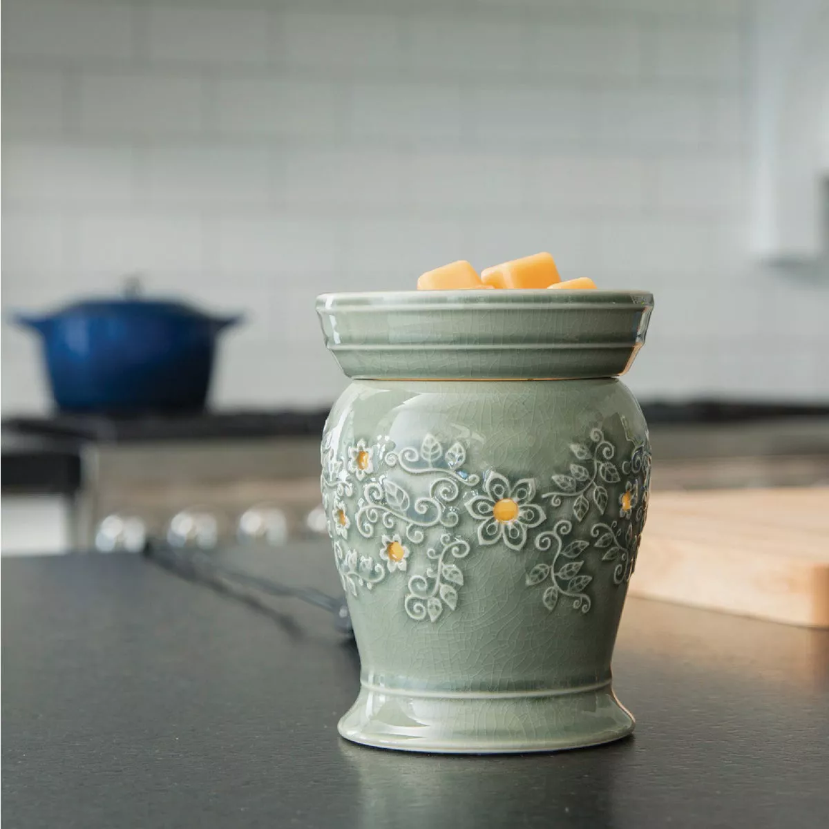 Candle Warmers Illumination Fragrance Warmer - Classic Perennial - photo 3